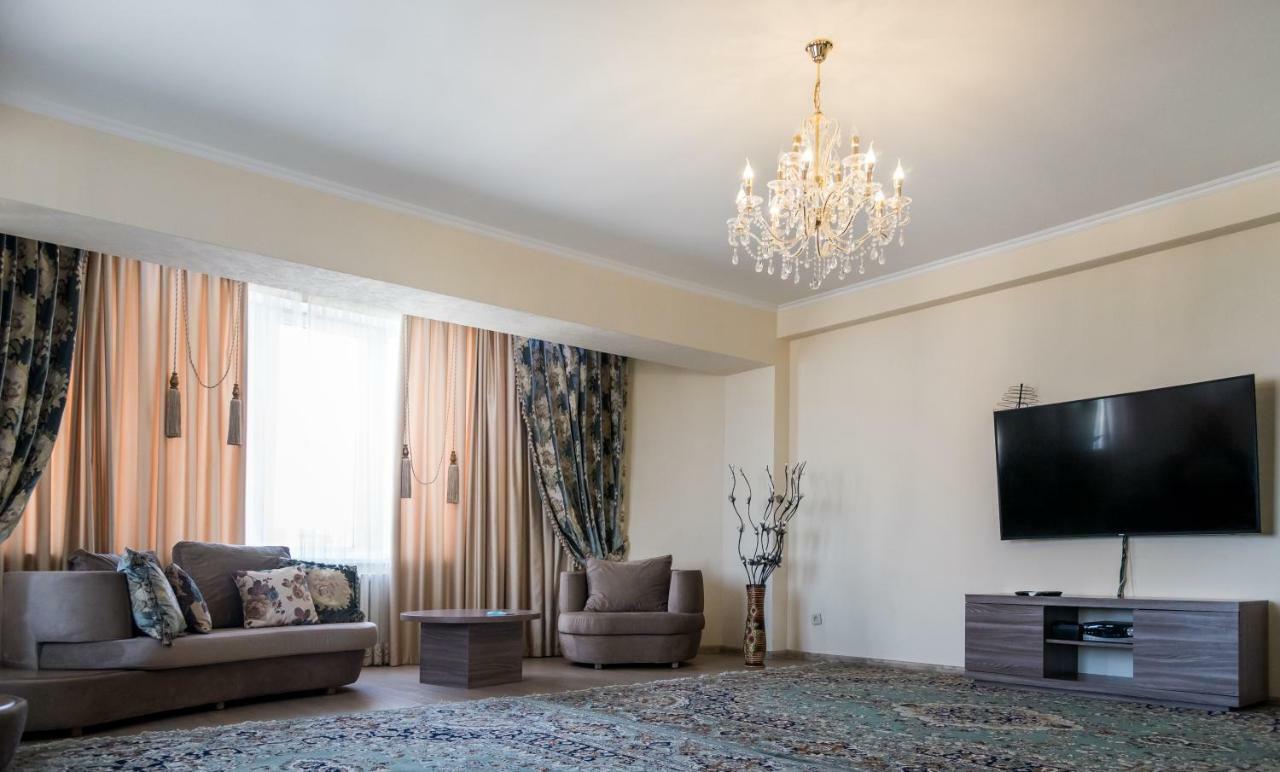 Spacious And Cozy Apartment In Bishkek Center Eksteriør bilde