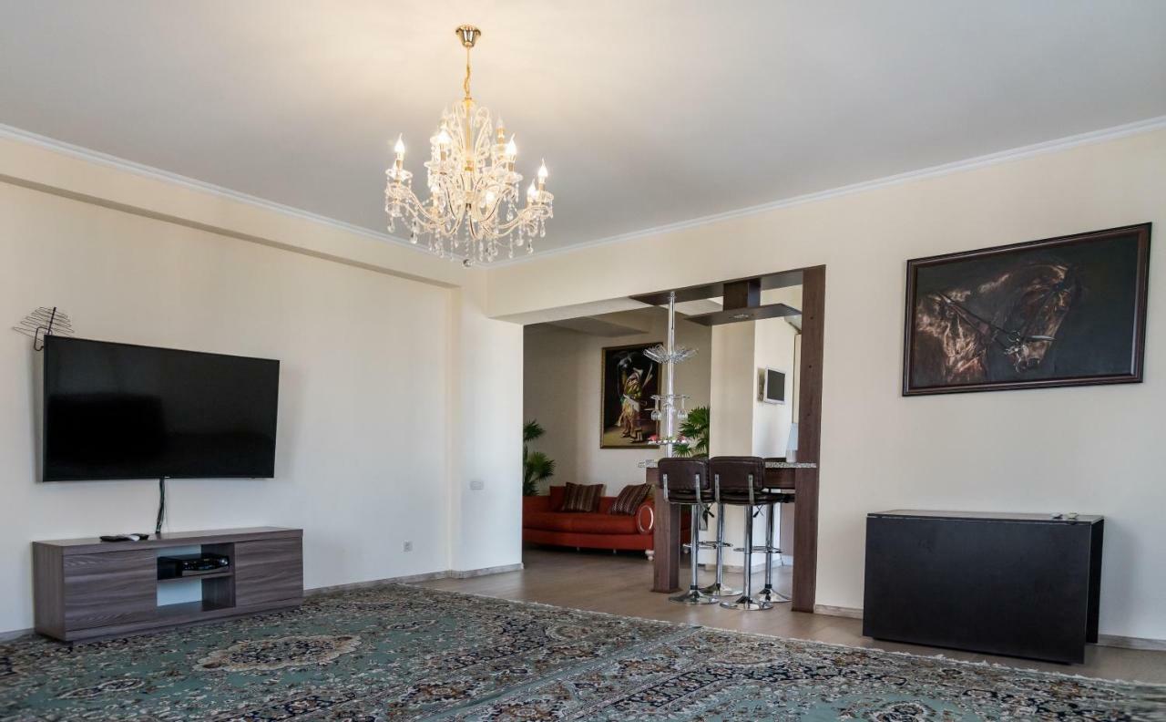 Spacious And Cozy Apartment In Bishkek Center Eksteriør bilde